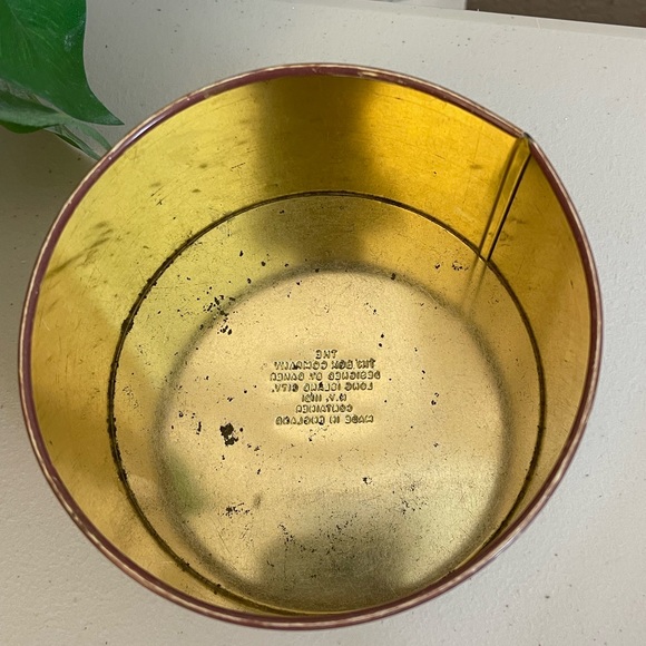 Vintage Walt Disney Snow White & The Seven Dwarfs Candy Tin - Picture 3 of 15